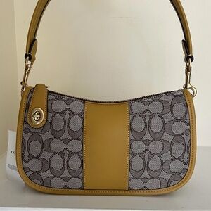 NWT Coach CD678 - Swinger Bag In Signature Jacquard Oak/Flax